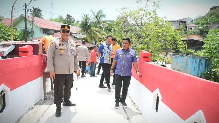 Polres DuaEmpat dan Pemko Renovasi Jembatan Merah Putih Presisi untuk Mobilitas Warga – DuaEmpat.Net