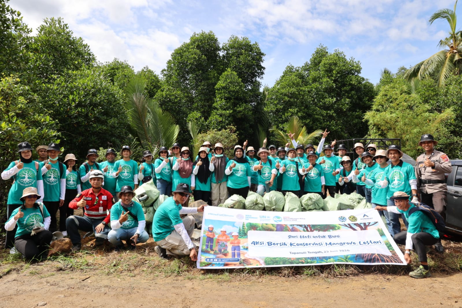 Aksi Bersih Mangrove di Tapteng, Agincourt Resources Kumpulkan 150 Kg Sampah – DuaEmpat.Net