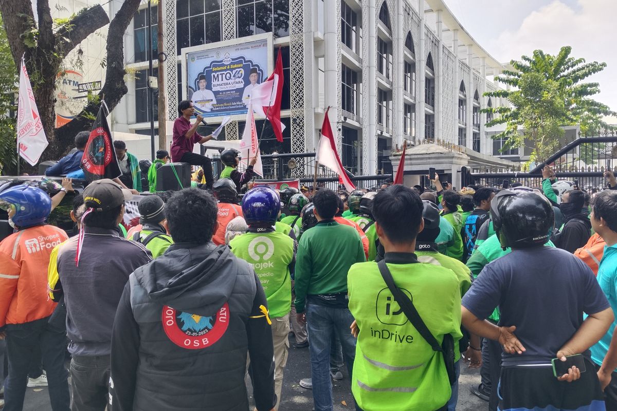 Ratusan Ojol Sumut Desak Potongan Aplikasi 8% ke DPRD – DuaEmpat.Net