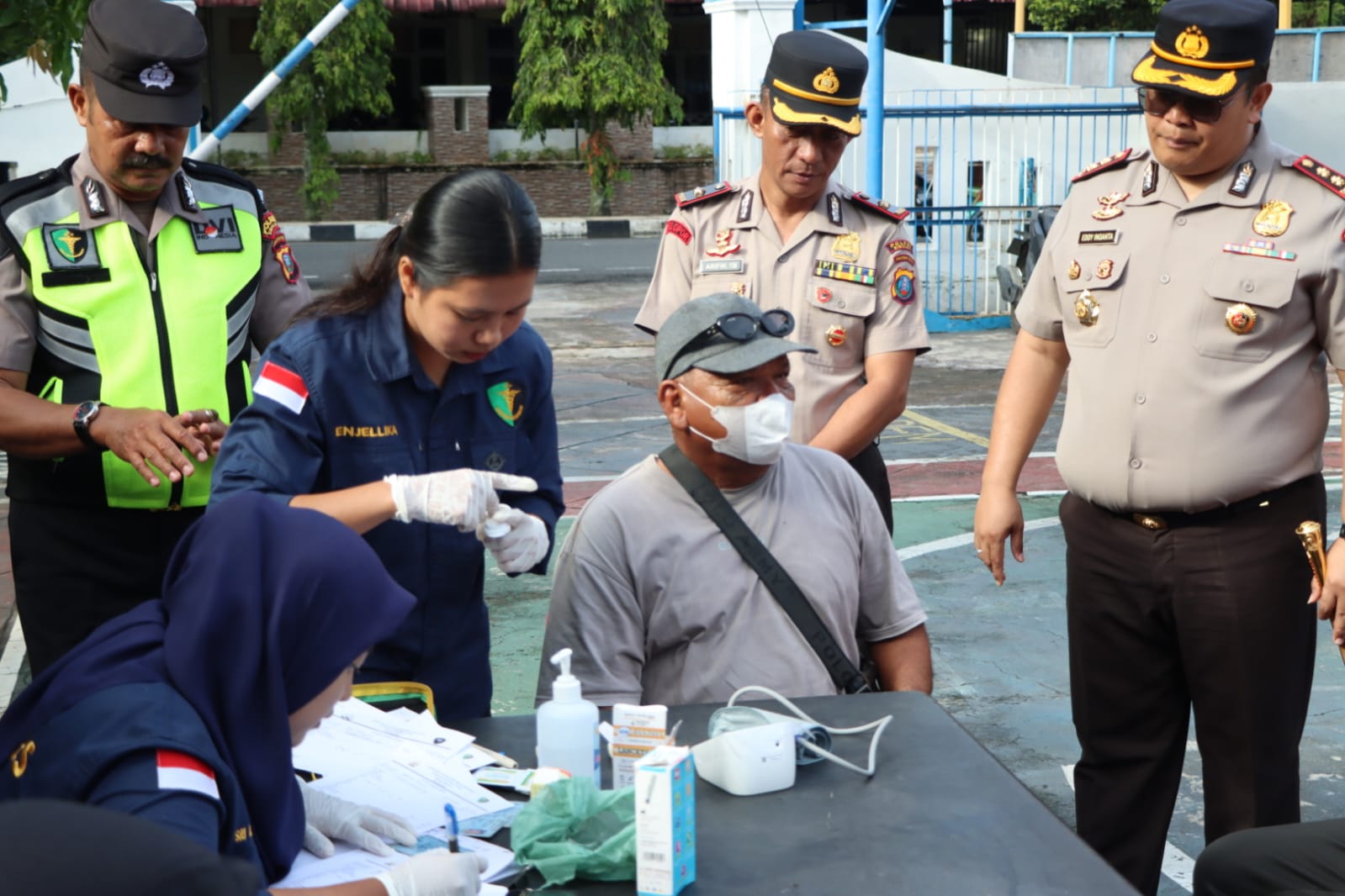 Polres DuaEmpat Gelar Pemeriksaan Kesehatan Gratis bagi Pengemudi Becak – DuaEmpat.Net