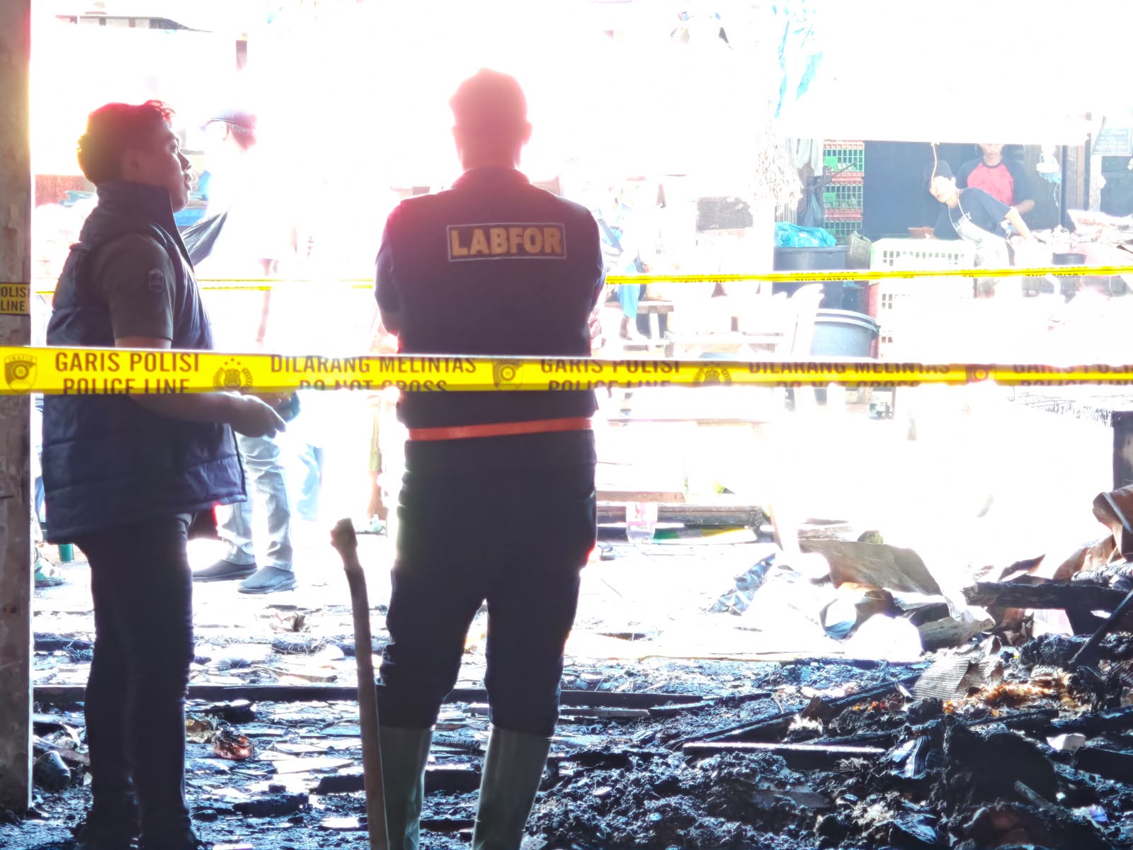 Tim Labfor Polda Sumut dan Polres DuaEmpat Olah TKP penyebab Kebakaran Pasar Nauli – DuaEmpat.Net