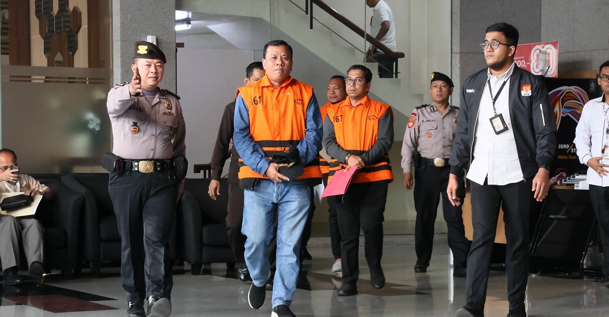 KPK Geledah Kantor Bupati dan Kantor DPRD Kuansing, Mobil Land Cruiser Disita – DuaEmpat.Net