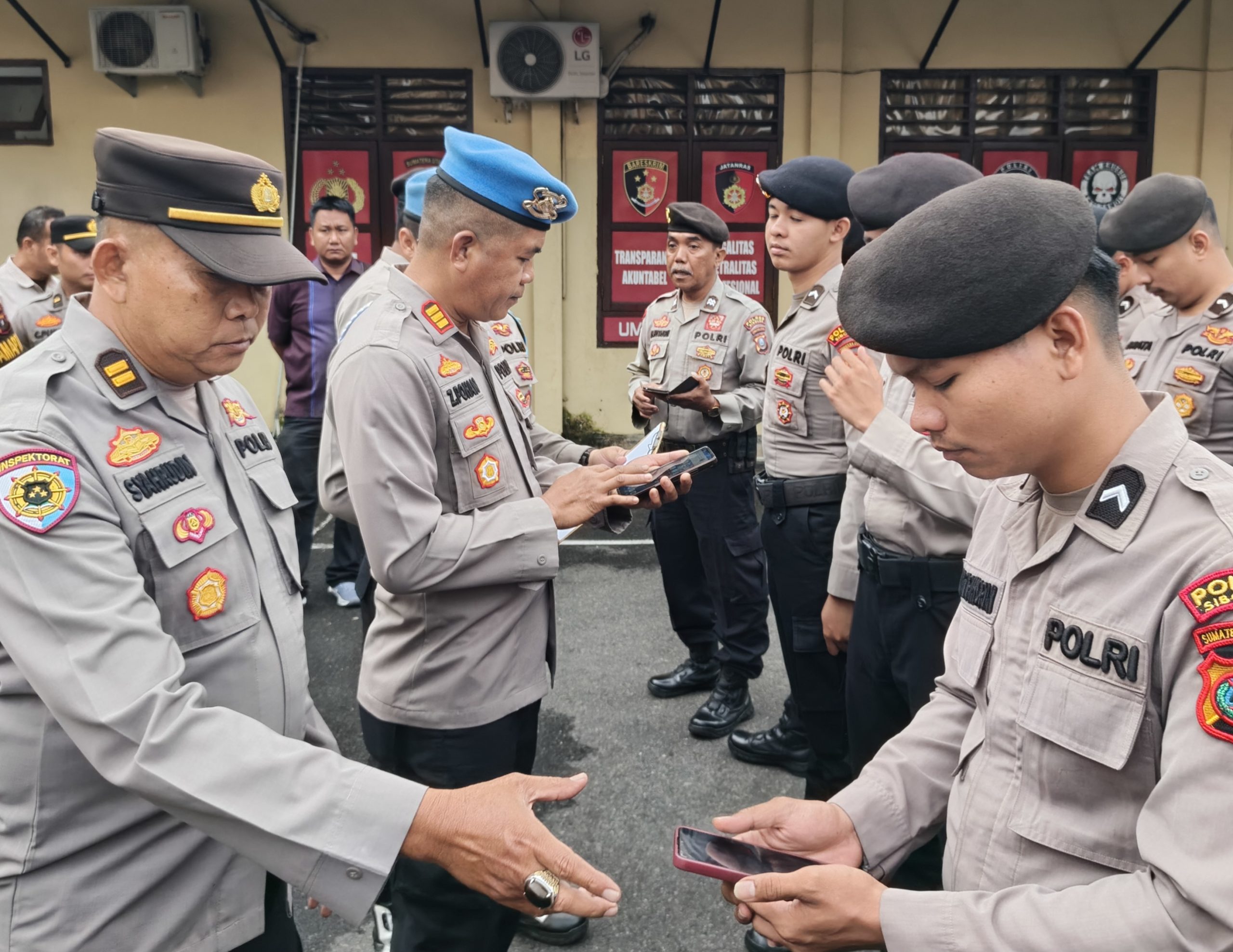 Propam Periksa HP Personil Polres DuaEmpat, Pastikan Tak Ada Aplikasi Judi Online dan Pinjaman Ilegal – DuaEmpat.Net